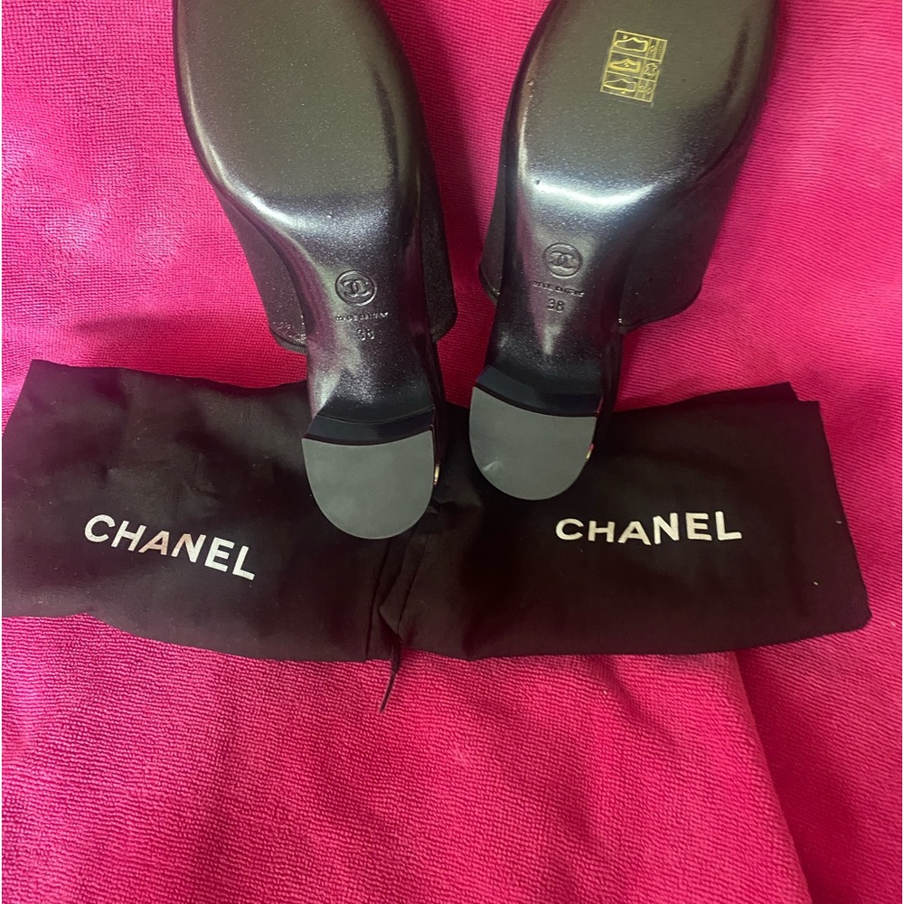 Chanel clogs size 38 brand new ans ready to be used.